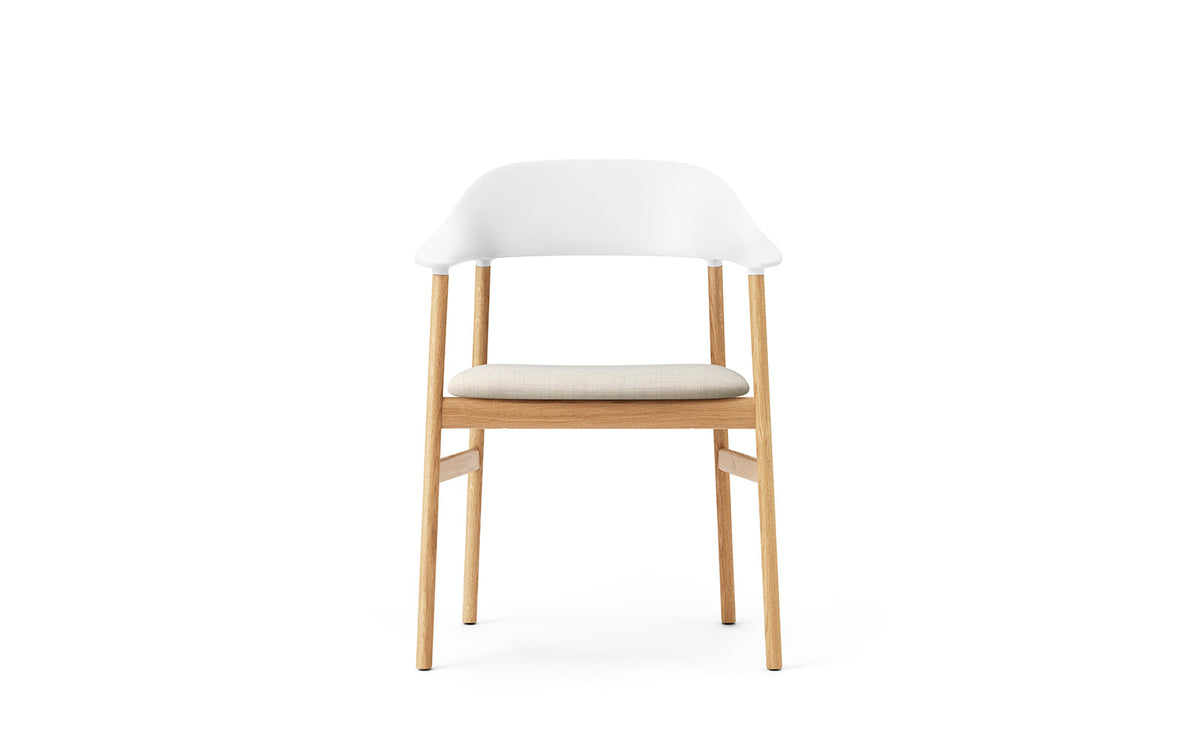 Herit Armlehnstuhl gepolstert in Remix weiß präsentiert im Onlineshop von KAQTU Design AG. Stuhl mit Armlehne ist von Normann Copenhagen