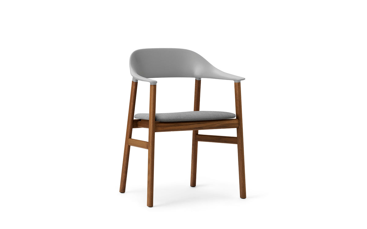Herit Armlehnstuhl gepolstert in Remix Grau präsentiert im Onlineshop von KAQTU Design AG. Stuhl mit Armlehne ist von Normann Copenhagen