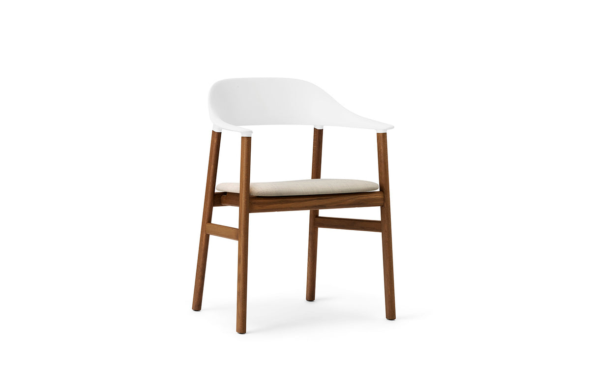 Herit Armlehnstuhl gepolstert in Remix weiß präsentiert im Onlineshop von KAQTU Design AG. Stuhl mit Armlehne ist von Normann Copenhagen