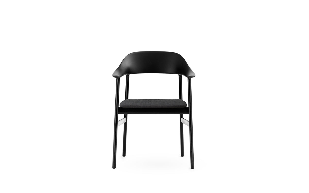 Herit Armlehnstuhl gepolstert in Remix schwarz präsentiert im Onlineshop von KAQTU Design AG. Stuhl mit Armlehne ist von Normann Copenhagen