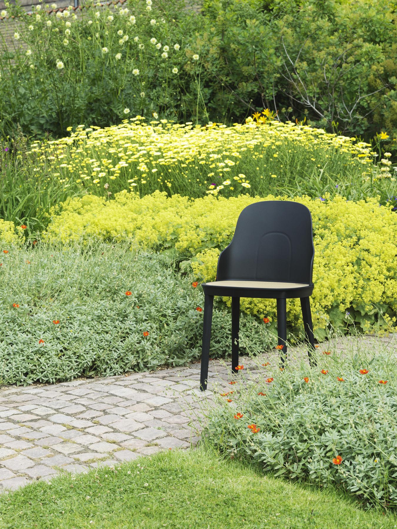 Der Allez Stuhl von Normann Copenhagen vereint stilvolle Ästhetik und hohen Komfort. Ideal für moderne Wohnräume.