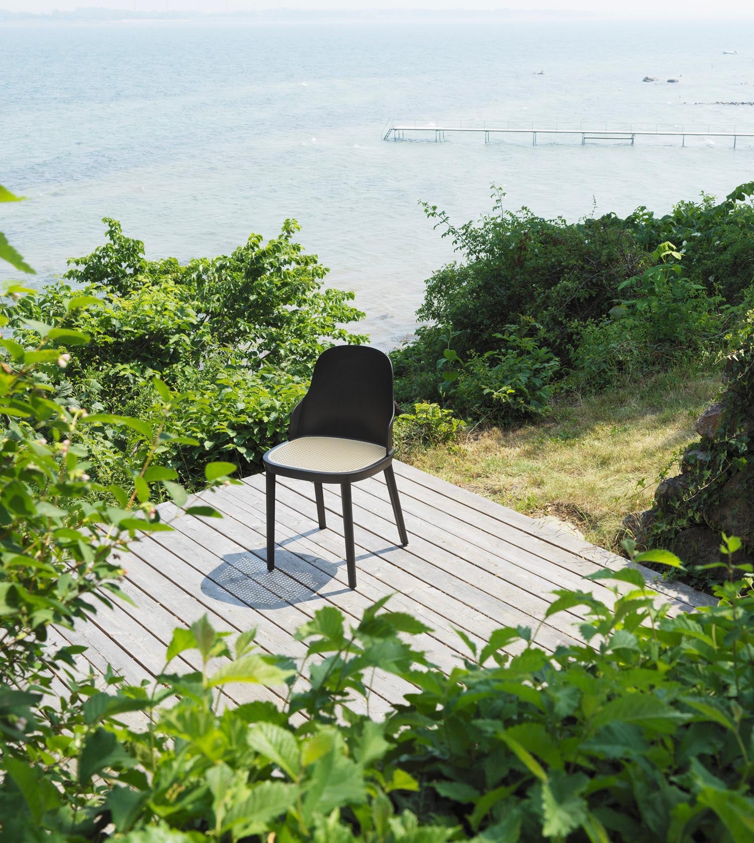 Der Allez Stuhl von Normann Copenhagen besticht durch sein elegantes Design und hervorragende Bequemlichkeit. Perfekt für zeitgemäße Interiors.