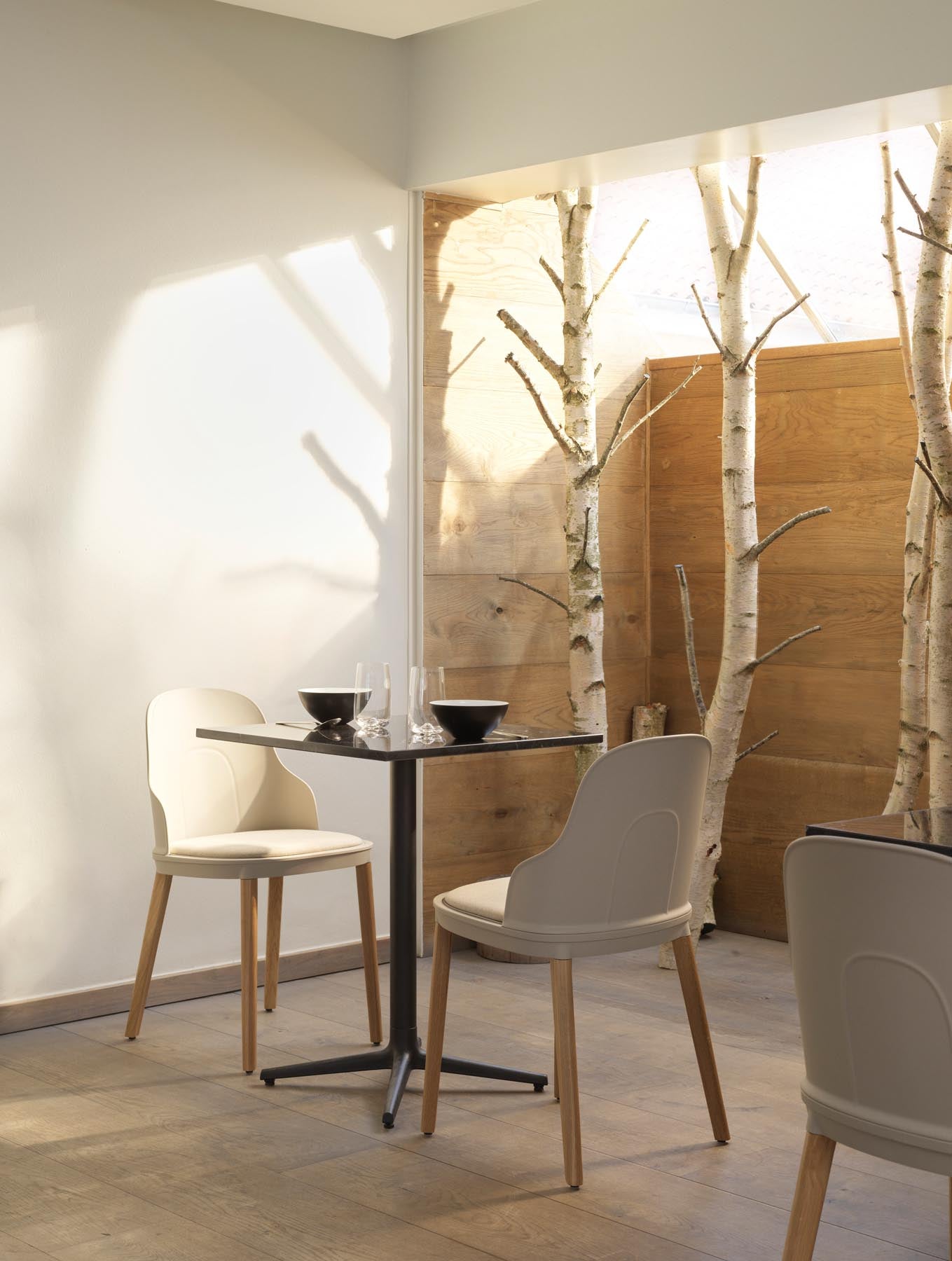 Leichter Allez Stuhl von Normann Copenhagen: organische Formen, optimaler Komfort, zeitlose Farben, innovatives Design.