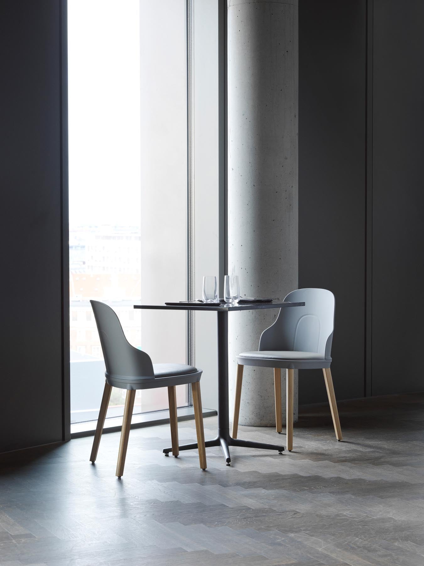 Der Allez Stuhl von Normann Copenhagen vereint elegantes skandinavisches Design mit funktionaler Flexibilität – ideal für jeden Wohnraum.