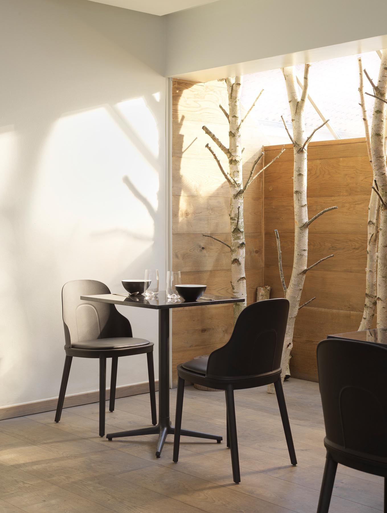 Der Allez Stuhl von Normann Copenhagen besticht durch sein modernes skandinavisches Design und vielseitige Einsatzmöglichkeiten in jedem Zuhause.