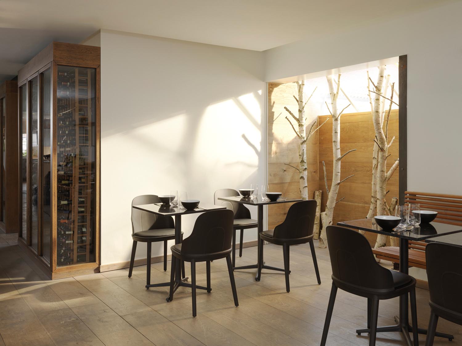 Der Allez Stuhl von Normann Copenhagen besticht durch sein modernes skandinavisches Design und vielseitige Einsatzmöglichkeiten in jedem Zuhause.