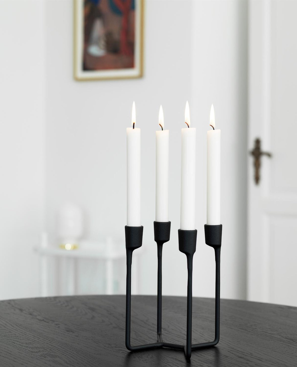 Schwarzer Kerzenleuchter Heima aus Gusseisen mit runder, unebener Oberfläche, gefertigt von Normann Copenhagen, für Stumpenkerzen geeignet.