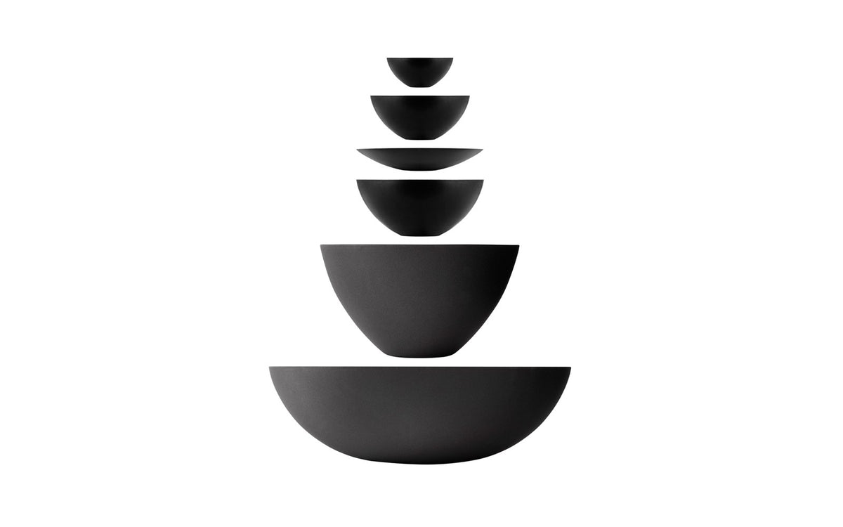 Runde Schale aus hochglanzpoliertem Edelstahl in Sand, Krenit Serie von Normann Copenhagen, Durchmesser 38 cm, Höhe 12 cm.