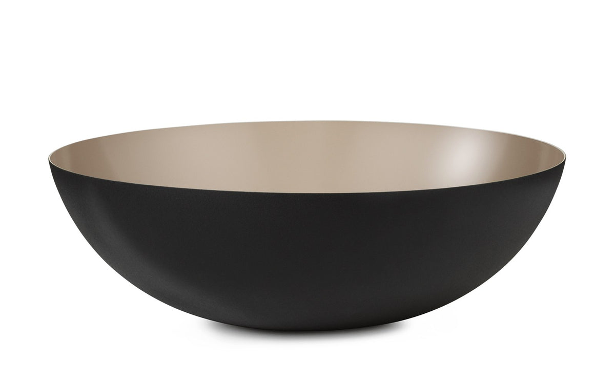 Runde Schale aus hochglanzpoliertem Edelstahl in Sand, Krenit Serie von Normann Copenhagen, Durchmesser 38 cm, Höhe 12 cm.