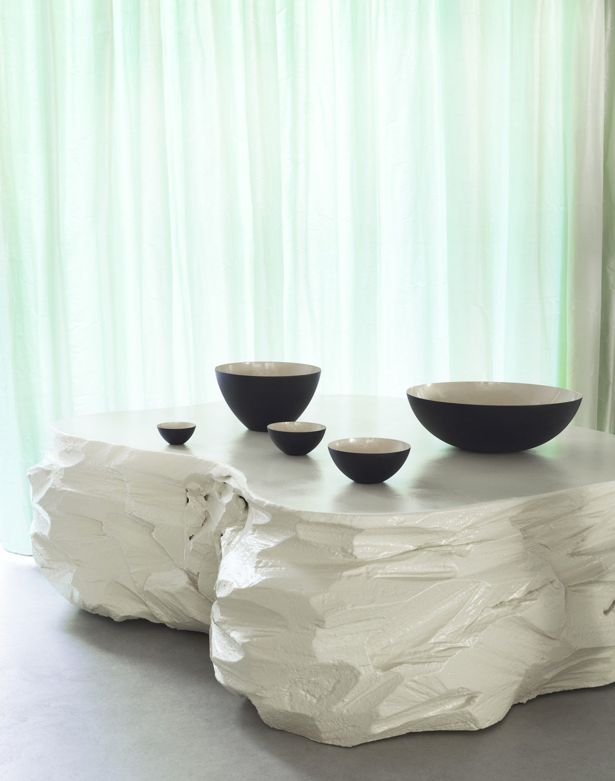 Runde Schale aus hochglanzpoliertem Edelstahl in Sand, Krenit Serie von Normann Copenhagen, Durchmesser 38 cm, Höhe 12 cm.