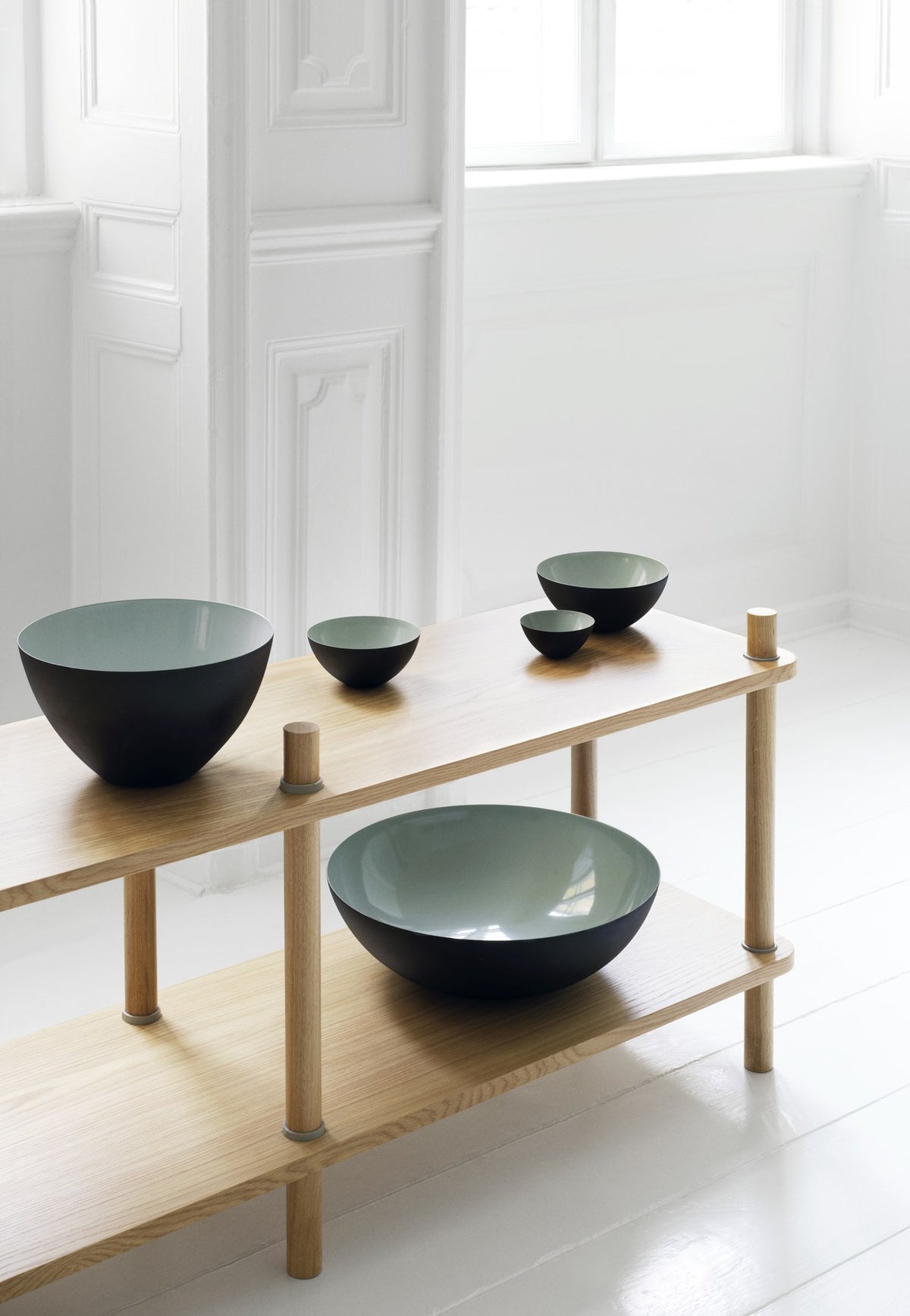 Runde Schale aus hochglanzpoliertem Edelstahl in Sand, Krenit Serie von Normann Copenhagen, Durchmesser 38 cm, Höhe 12 cm.