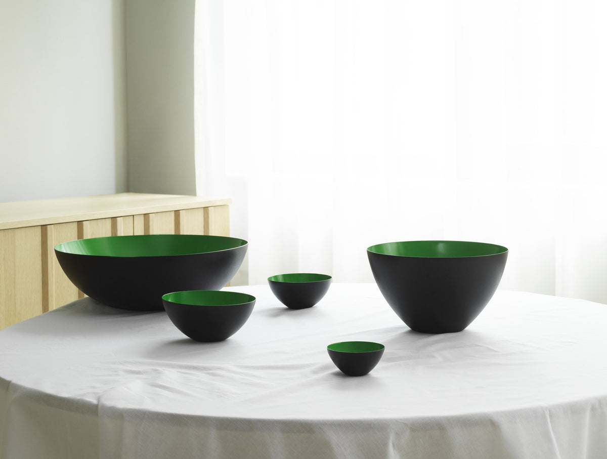 Runde Schale aus hochglanzpoliertem Edelstahl in Sand, Krenit Serie von Normann Copenhagen, Durchmesser 38 cm, Höhe 12 cm.