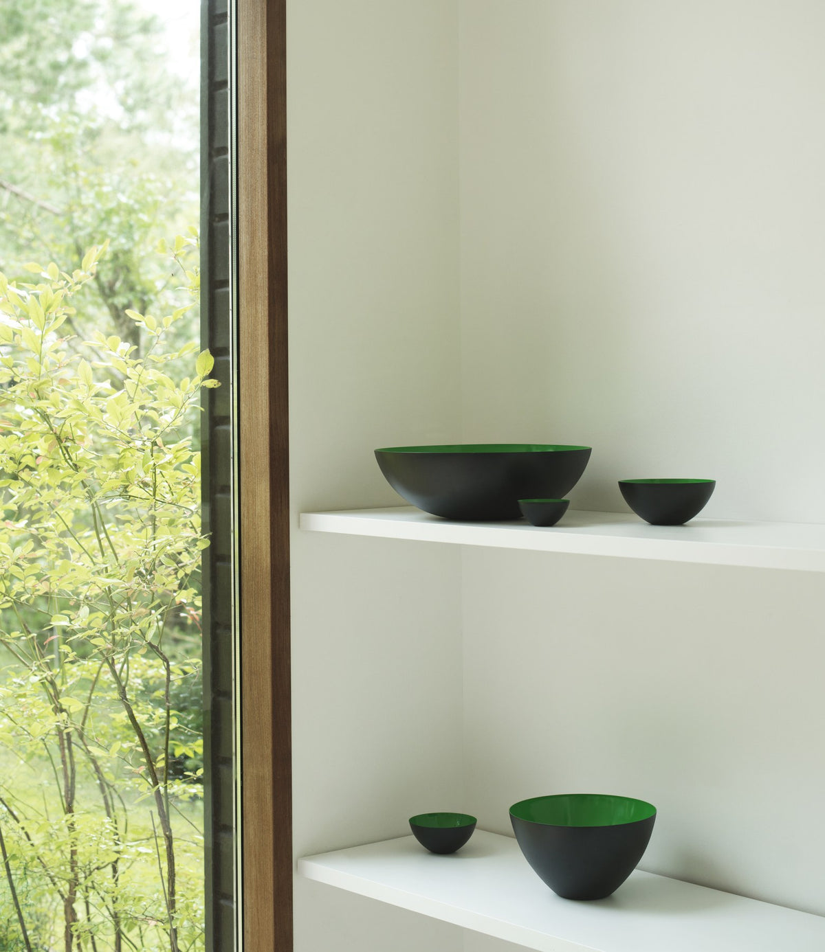 Runde Schale aus hochglanzpoliertem Edelstahl in Sand, Krenit Serie von Normann Copenhagen, Durchmesser 38 cm, Höhe 12 cm.