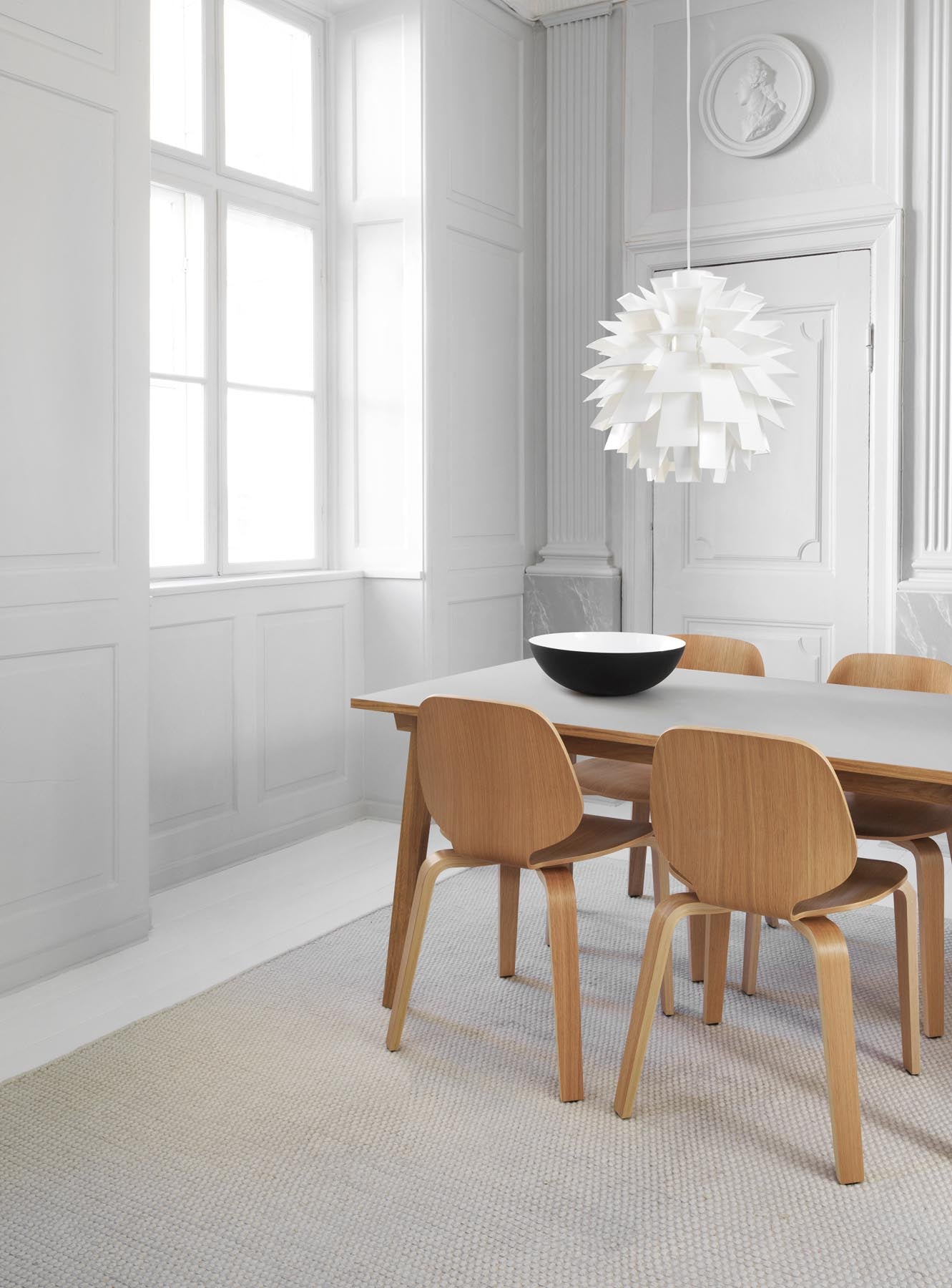 Erleben Sie die Norm 69 Lampe Klein von Normann Copenhagen – ein faszinierendes Designobjekt, das jeden Raum stilvoll erhellt!