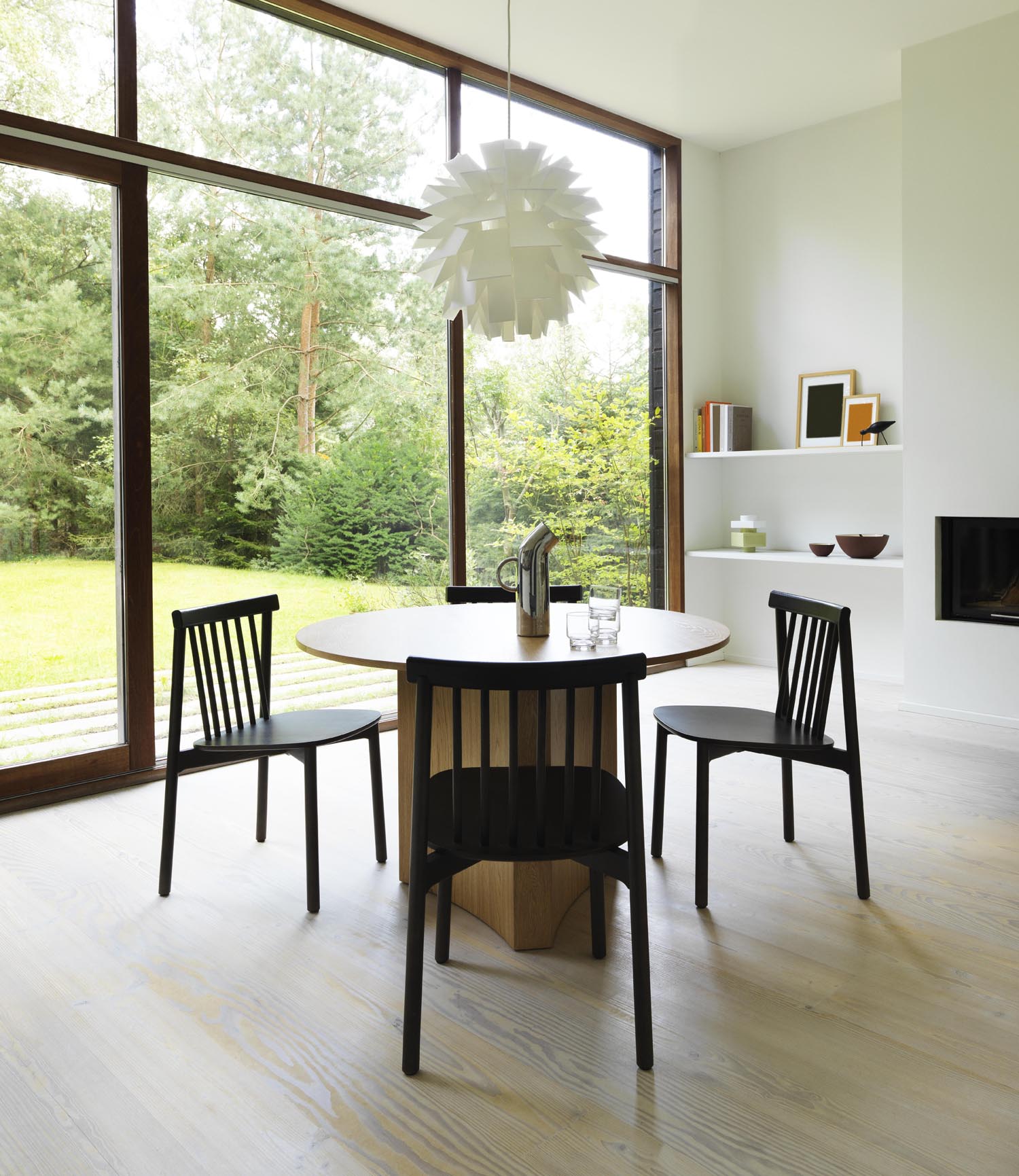 Die große Norm 69 Lampe von Normann Copenhagen besticht durch ihr minimalistisches skandinavisches Design und bringt stilvolle Beleuchtung in jedes Zuhause.