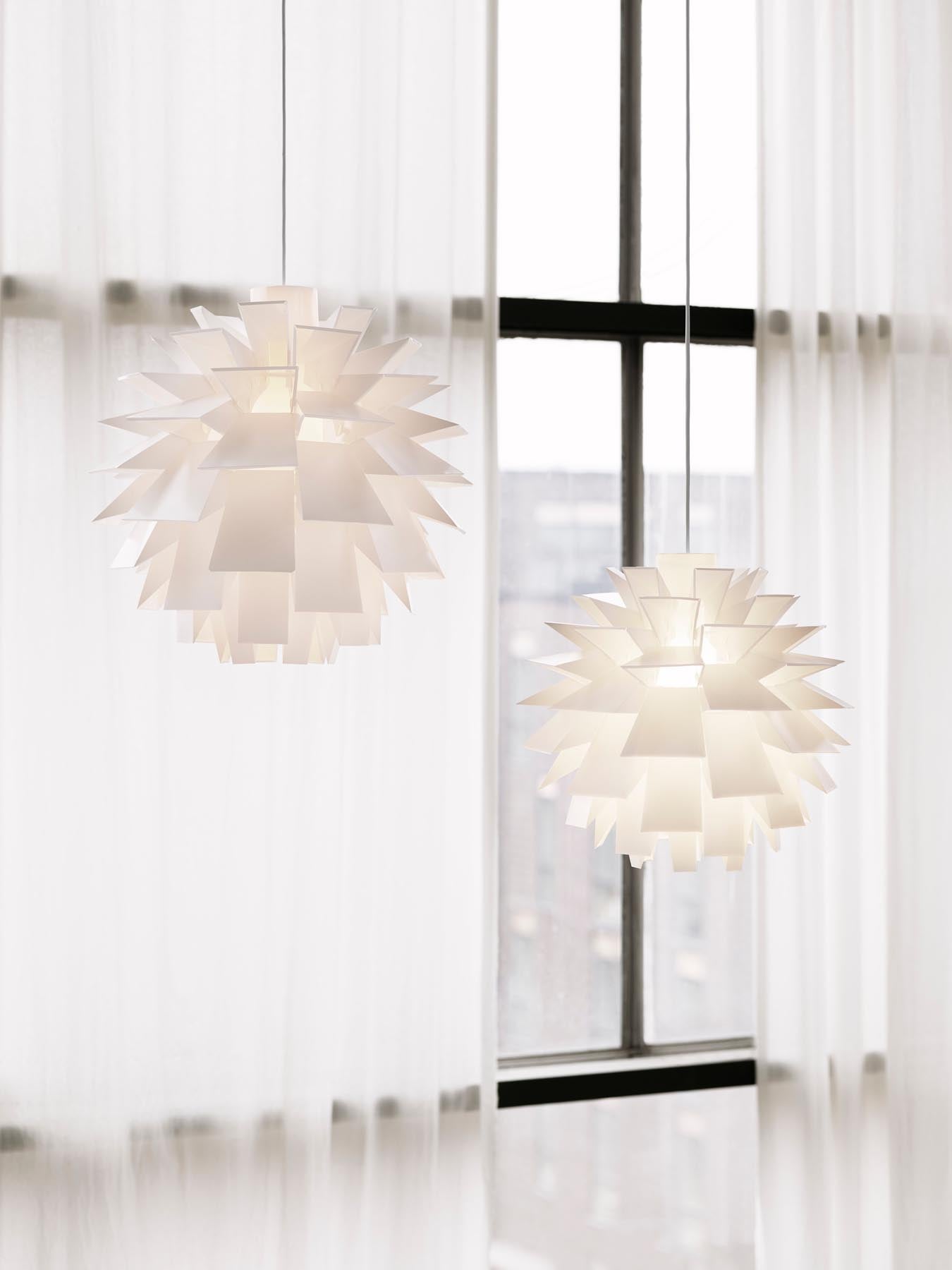 Die Norm 69 Lampe in groß von Normann Copenhagen vereint skandinavische Eleganz mit innovativer Formgebung und schafft ein einladendes Lichtambiente.