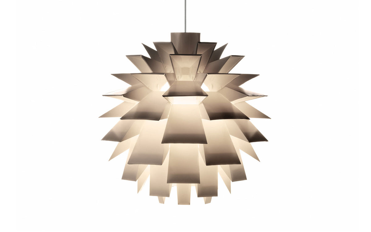 Norm 69 Lampe XGross in White präsentiert im Onlineshop von KAQTU Design AG. Pendelleuchte ist von Normann Copenhagen