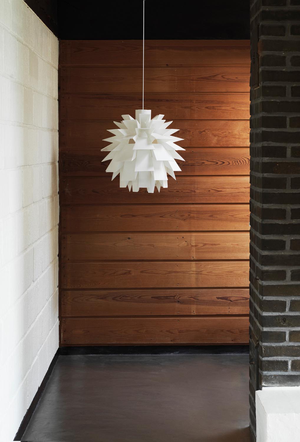 Norm 69 Lampe XGross in White präsentiert im Onlineshop von KAQTU Design AG. Pendelleuchte ist von Normann Copenhagen
