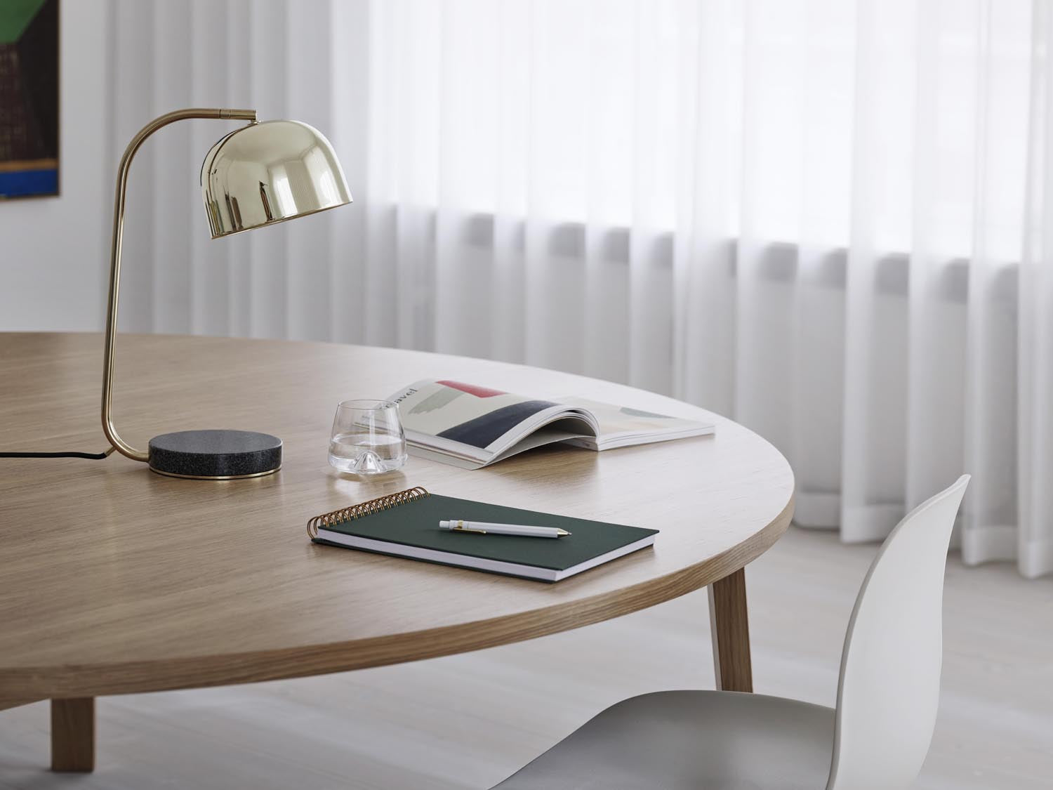 Elegante Grant Tischlampe EU von Normann Copenhagen in Schwarz – perfekte Fusion aus Granit und Metall für modernes Ambiente.