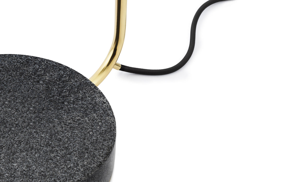 Grant Stehleuchte EU in Messing präsentiert im Onlineshop von KAQTU Design AG. Stehleuchte ist von Normann Copenhagen