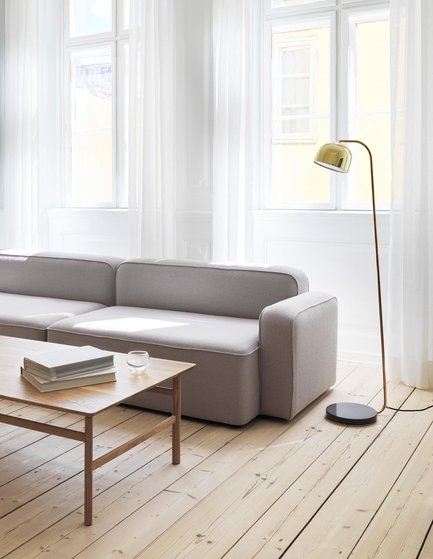 Elegante Grant Stehleuchte EU von Normann Copenhagen: Edler Granit und modernes Design vereinen Stil und Funktionalität für Ihr Zuhause.