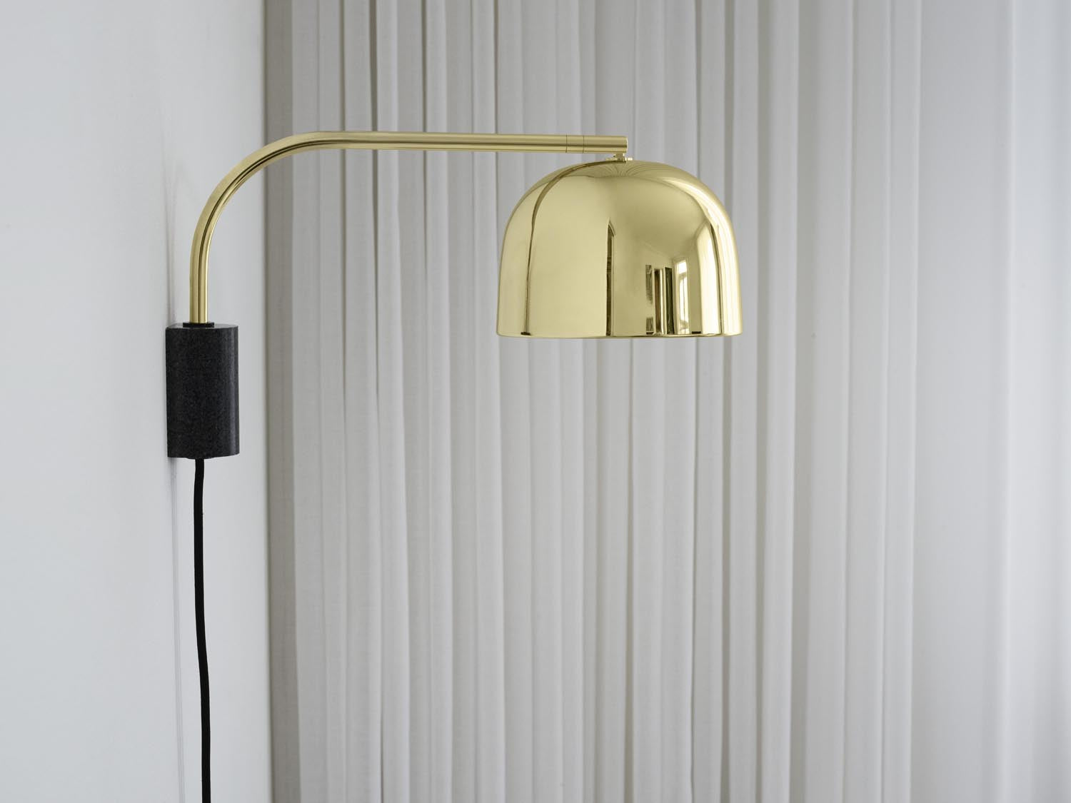 Die Grant Wandlampe von Normann Copenhagen vereint skandinavisches Design mit Funktionalität. Ideal für stilvolle Akzente in jedem Raum.