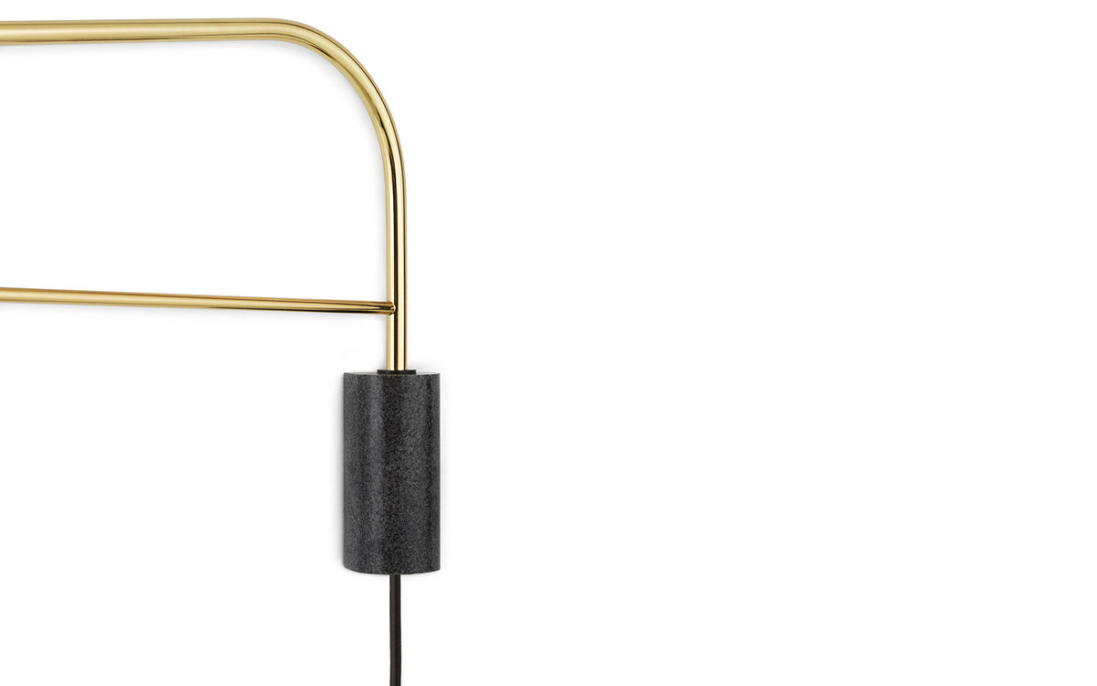 Grant Wandlampe 111 cm. in Messing präsentiert im Onlineshop von KAQTU Design AG. Wandleuchte ist von Normann Copenhagen