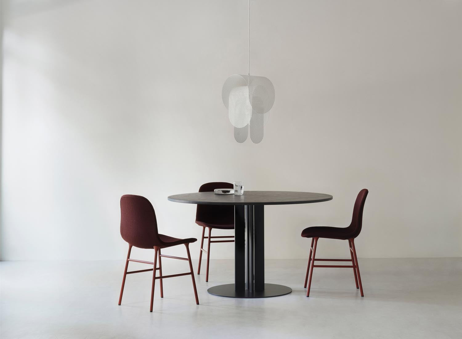 Die Superpose Leuchte Ø 30 cm von Normann Copenhagen vereint skulpturales Design und hochwertige Materialien, perfekt für stilvolle Akzente.