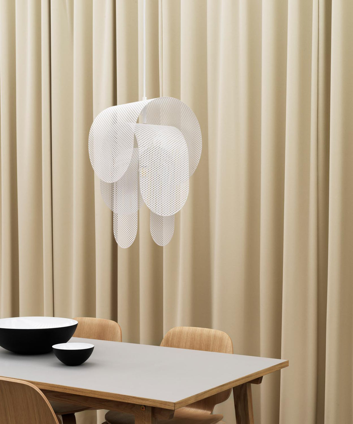 Superpose Leuchte Ø 30 cm EU Weiss in präsentiert im Onlineshop von KAQTU Design AG. Pendelleuchte ist von Normann Copenhagen