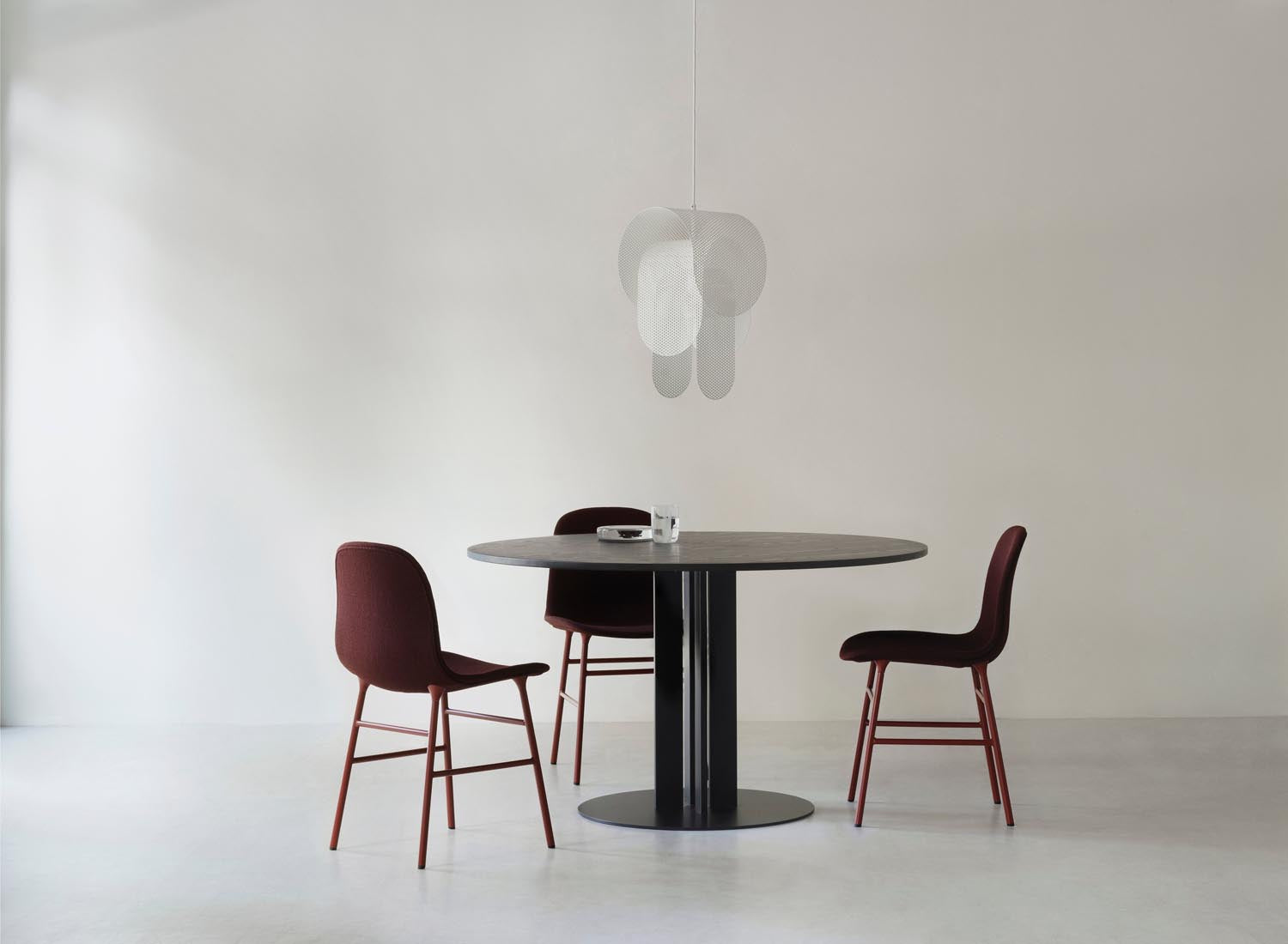Die Superpose Leuchte Ø 30 cm in Weiß von Normann Copenhagen vereint modernes Design mit Funktionalität und setzt stilvolle Akzente in Ihrem Zuhause.