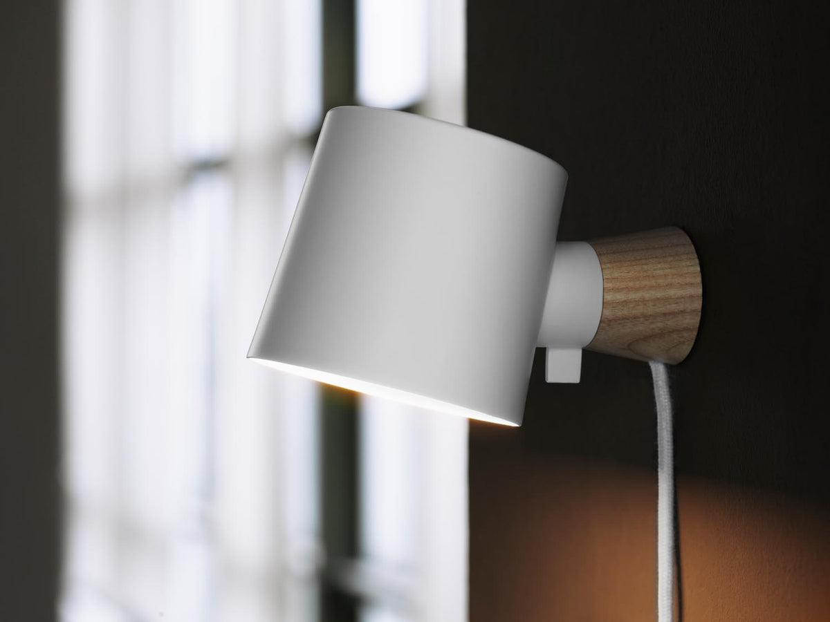 Rise Wandleuchte, Hardwired, EU weiss in Weiss präsentiert im Onlineshop von KAQTU Design AG. Wandleuchte ist von Normann Copenhagen