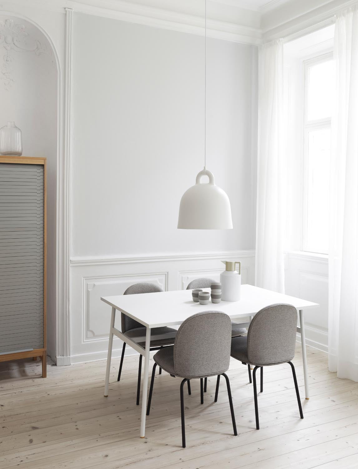 Bell Lampe medium EU in Weiss präsentiert im Onlineshop von KAQTU Design AG. Pendelleuchte ist von Normann Copenhagen