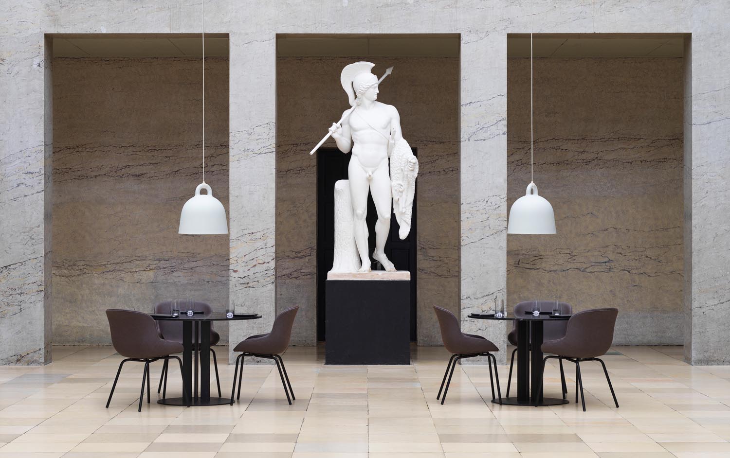 Die elegante Bell Lampe medium von Normann Copenhagen vereint skandinavisches Design mit funktionaler Beleuchtung für jeden Raum.