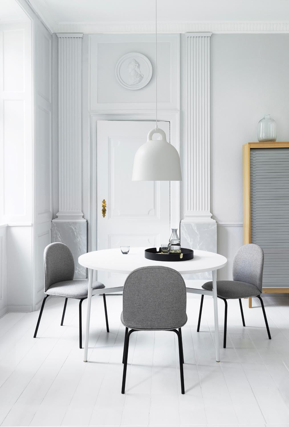 Bell Lampe medium EU in Weiss präsentiert im Onlineshop von KAQTU Design AG. Pendelleuchte ist von Normann Copenhagen