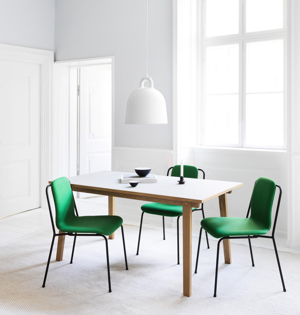 Bell Lampe medium EU in Weiss präsentiert im Onlineshop von KAQTU Design AG. Pendelleuchte ist von Normann Copenhagen
