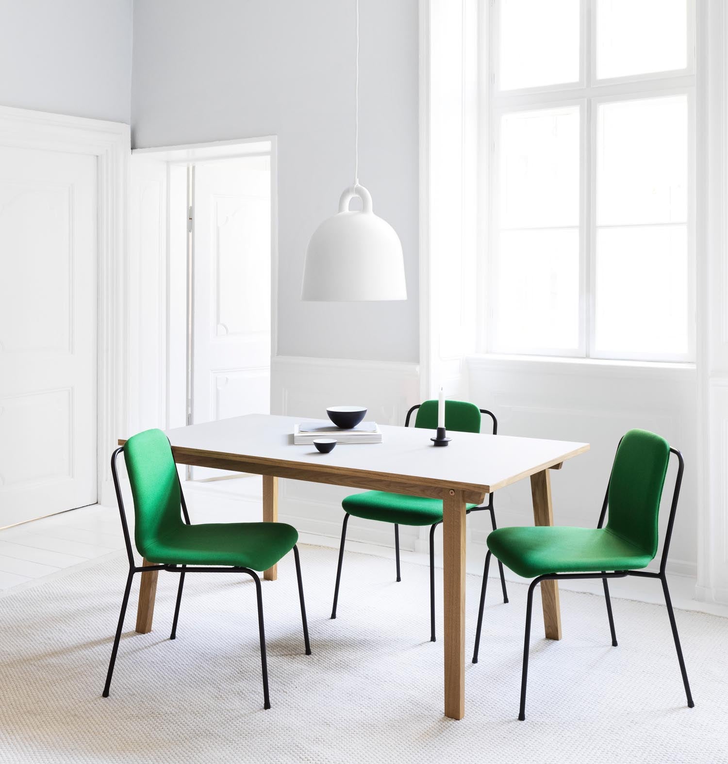 Die elegante Bell Lampe medium von Normann Copenhagen vereint skandinavisches Design mit funktionaler Beleuchtung für jeden Raum.