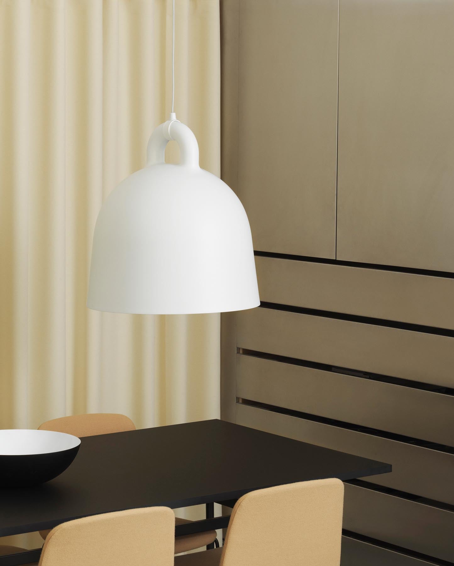 Die Bell Lampe groß EU von Normann Copenhagen vereint skandinavische Eleganz und Funktionalität. Ideal für jeden Raum, sorgt sie für harmonisches Licht.