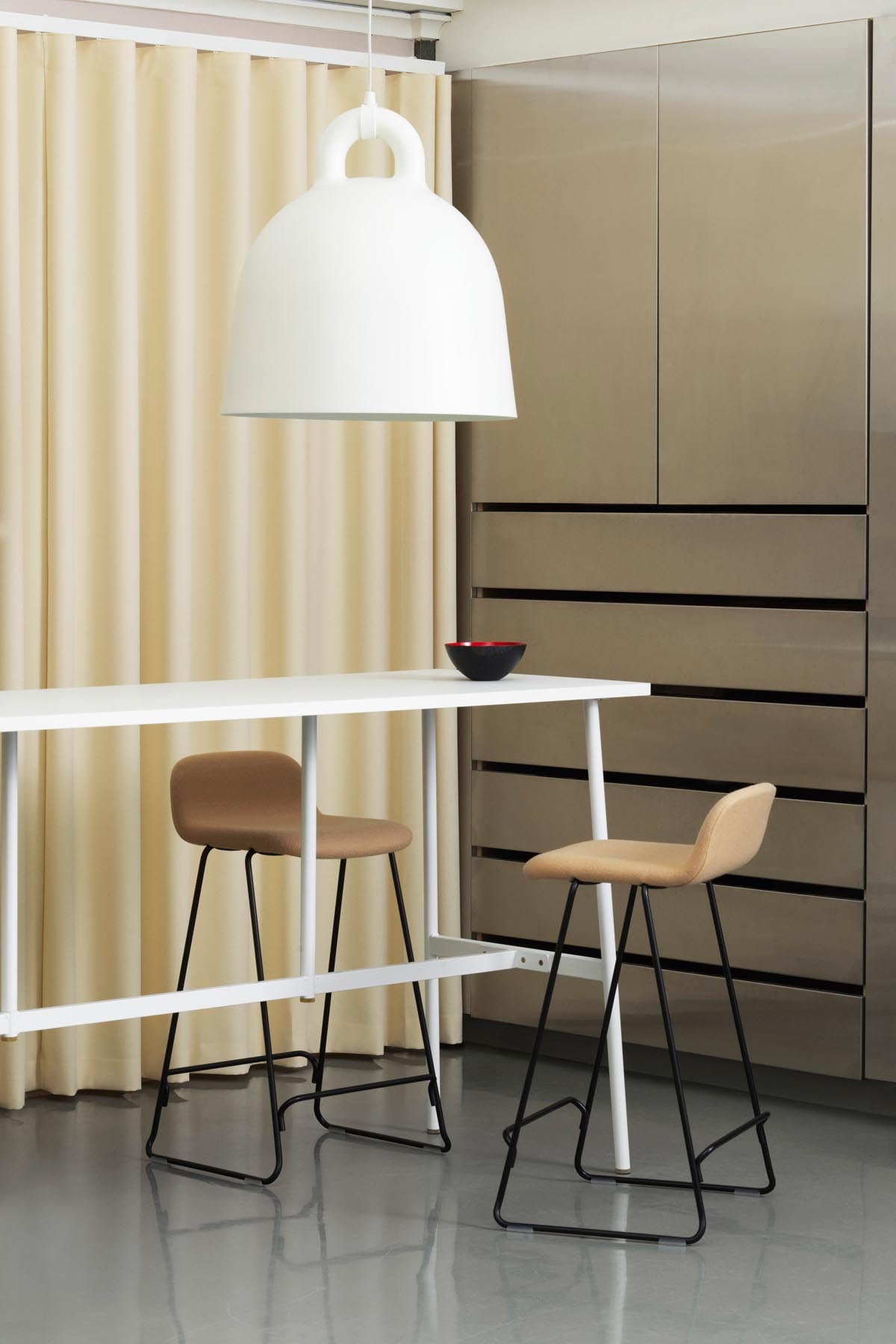 Die Bell Lampe groß EU von Normann Copenhagen begeistert mit ihrem minimalistischen Design und hochwertiger Verarbeitung. Perfekt für stilvolle Beleuchtung in jedem Raum.
