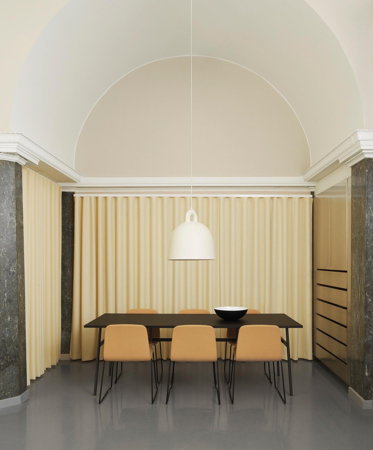 Die große Bell Lampe von Normann Copenhagen vereint skandinavische Eleganz mit Funktionalität und setzt stilvolle Akzente in jedem Wohnraum.