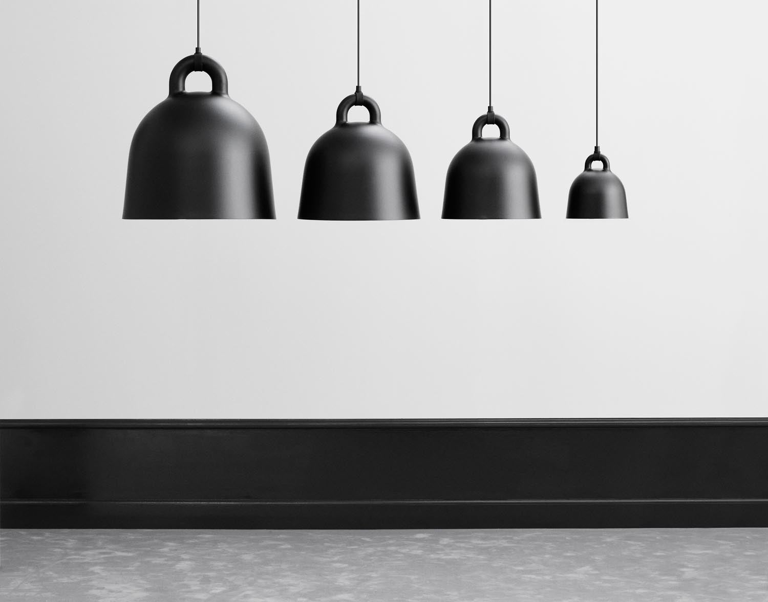 Erleben Sie die Bell Lampe klein EU in Weiß von Normann Copenhagen – eine elegante Pendelleuchte, die durch ihr zeitloses Design und hochwertige Materialien besticht.