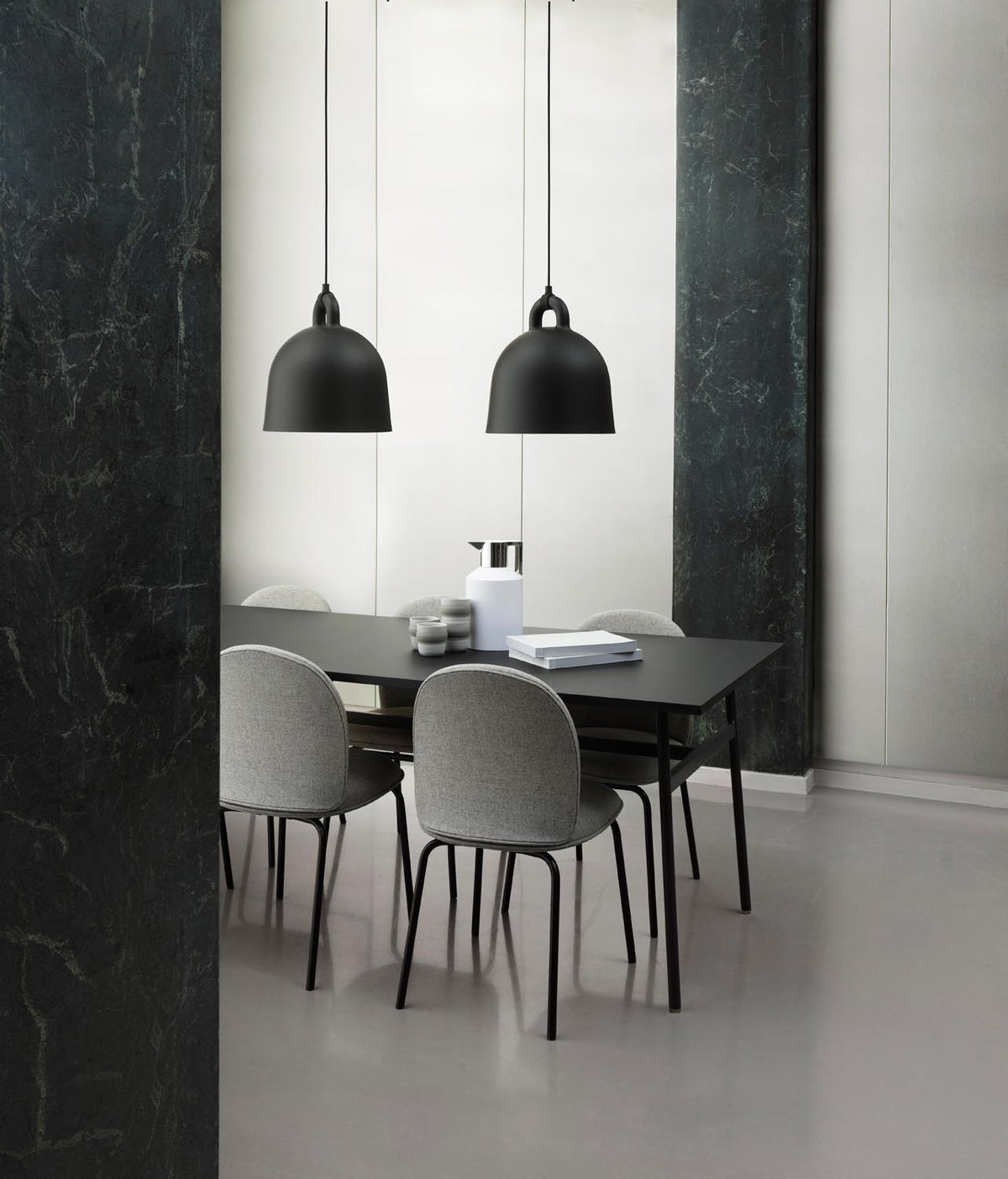 Bell Lampe medium EU in Schwarz präsentiert im Onlineshop von KAQTU Design AG. Pendelleuchte ist von Normann Copenhagen