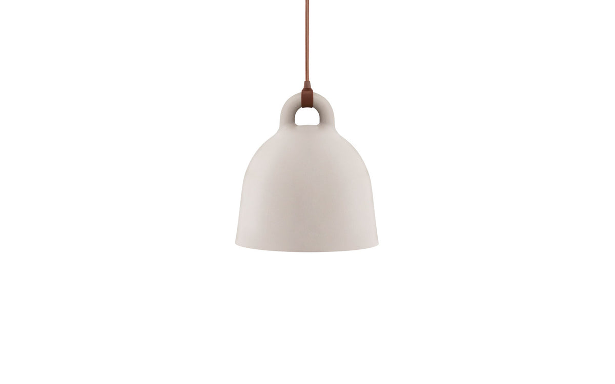 Bell Lampe klein EU in Sand präsentiert im Onlineshop von KAQTU Design AG. Pendelleuchte ist von Normann Copenhagen