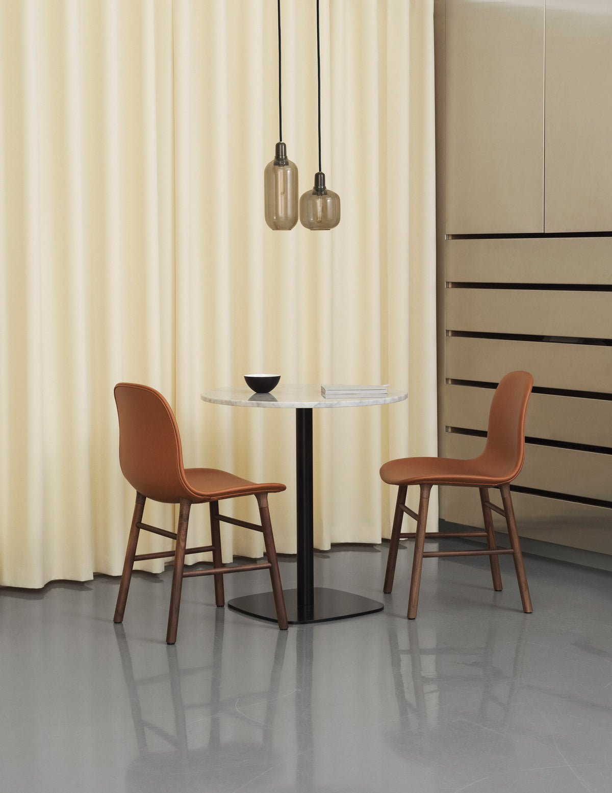 Amp Lampe klein EU in Rauchschwarz präsentiert im Onlineshop von KAQTU Design AG. Pendelleuchte ist von Normann Copenhagen
