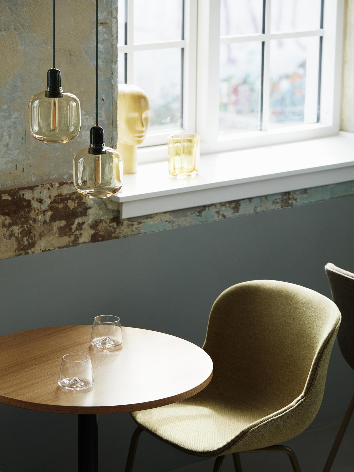 Stilvolle Amp Lampe: Kompakte Eleganz aus Glas und Marmor.