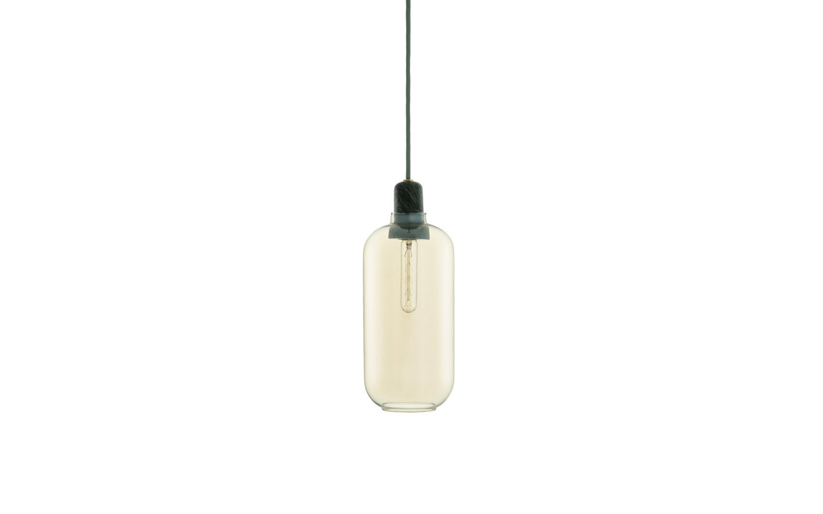 Amp Lampe gross EU in Gold/ grün präsentiert im Onlineshop von KAQTU Design AG. Pendelleuchte ist von Normann Copenhagen