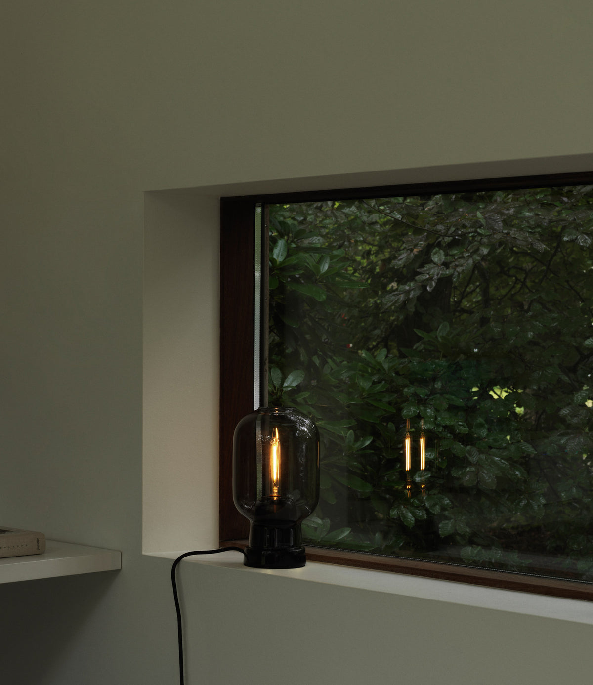 Amp Tischlampe EU rauchschwarz in Rauchschwarz präsentiert im Onlineshop von KAQTU Design AG. Tischleuchte ist von Normann Copenhagen