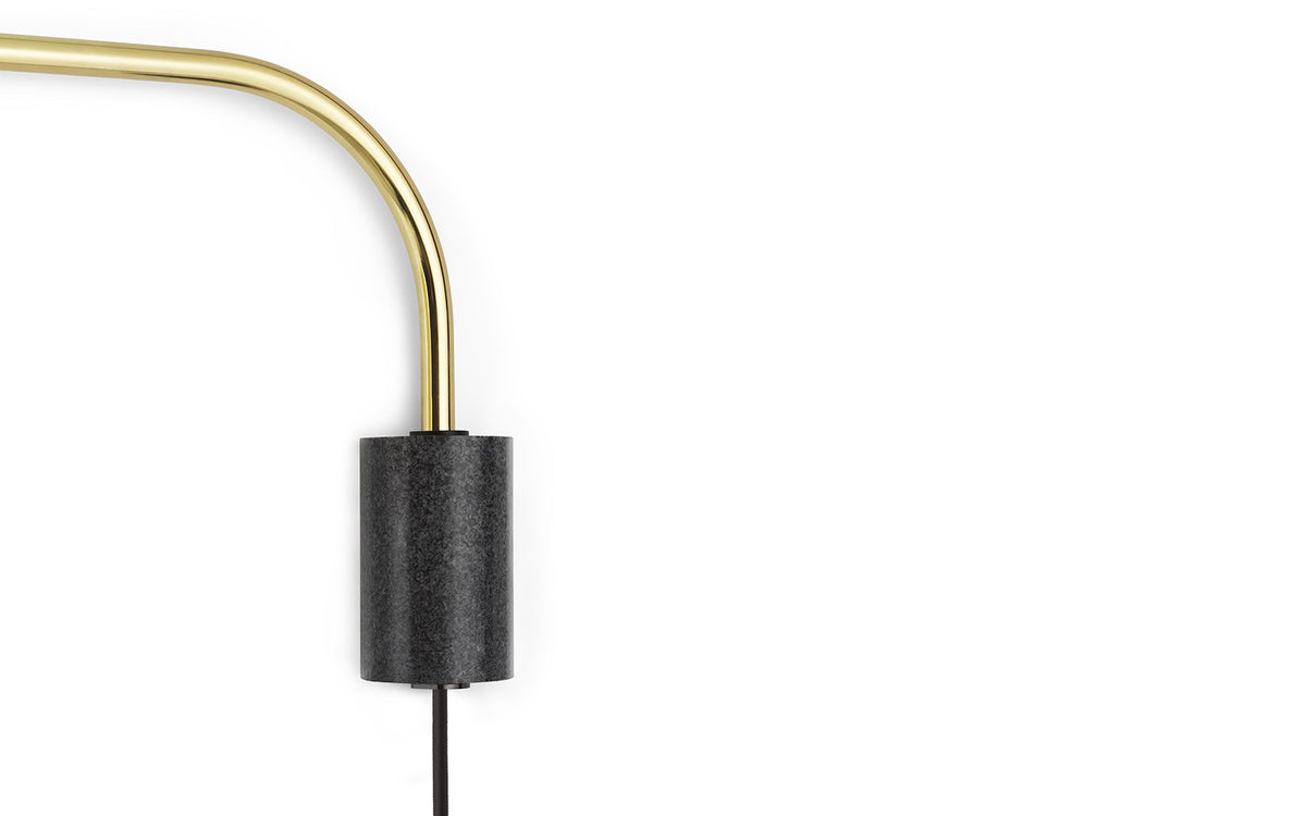 Wandleuchte Grant EU von Normann Copenhagen: Granit-Sockel in Metallic, schlanker Metallarm mit rundem Lampenschirm an Kugelgelenk.