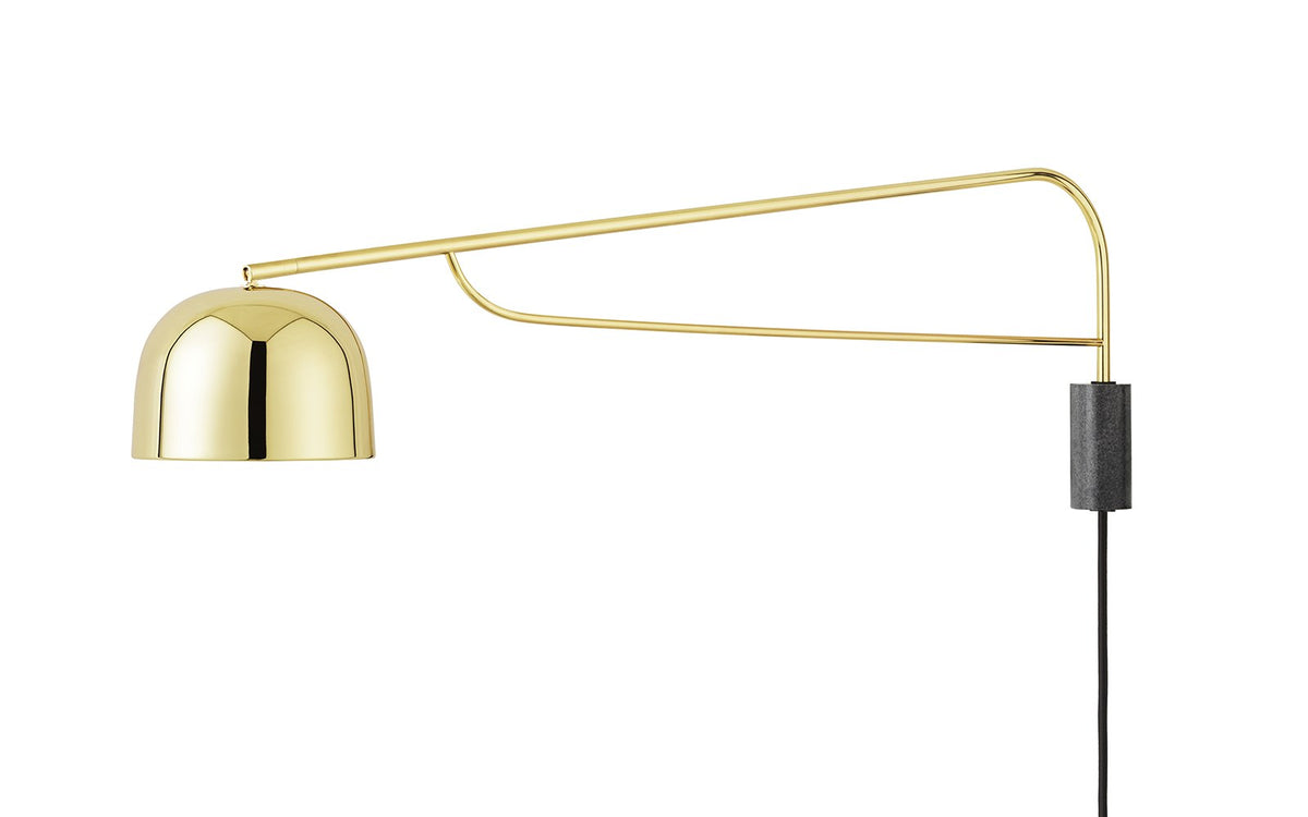 Wandleuchte Grant EU von Normann Copenhagen: Granit-Sockel in Metallic, schlanker Metallarm mit rundem Lampenschirm an Kugelgelenk.