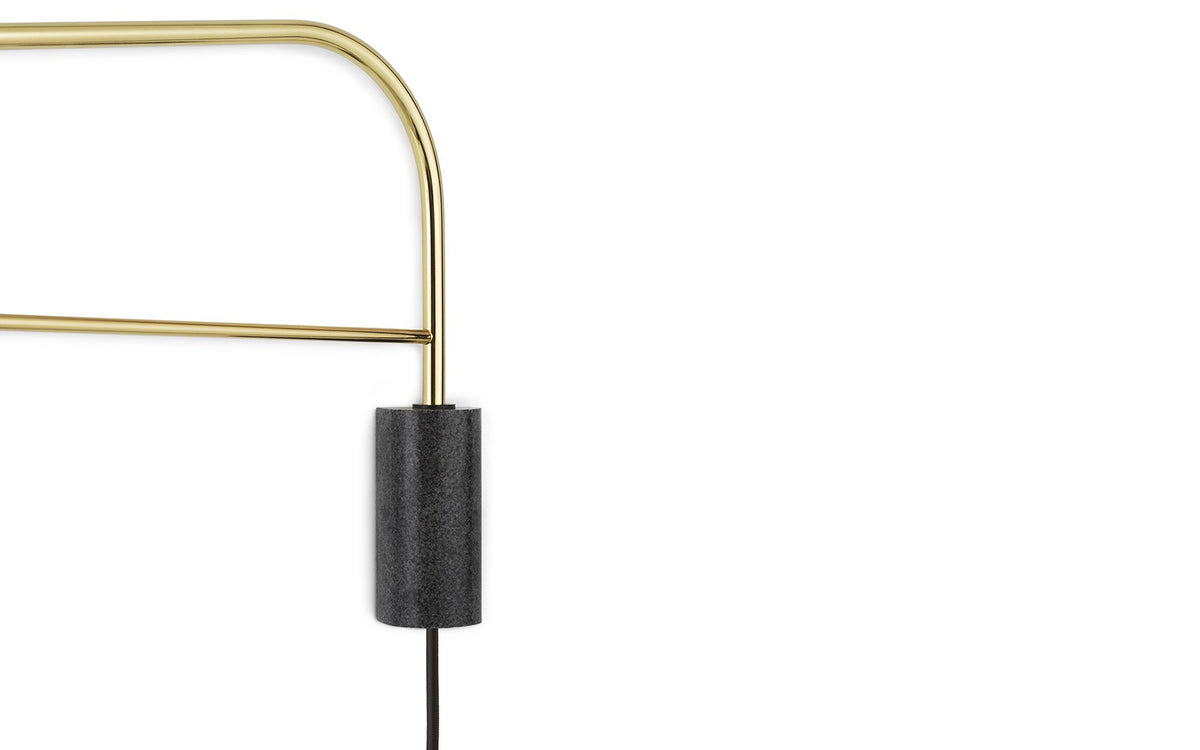 Wandleuchte Grant EU von Normann Copenhagen: Granit-Sockel in Metallic, schlanker Metallarm mit rundem Lampenschirm an Kugelgelenk.