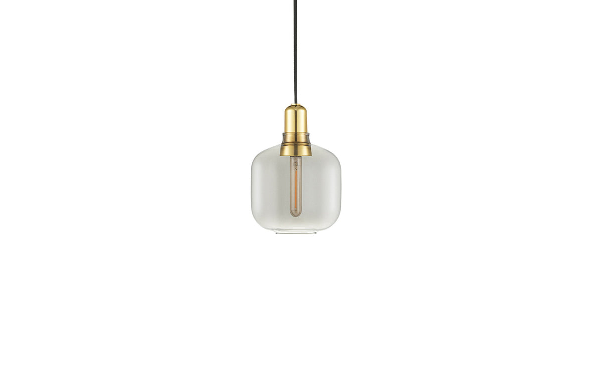 Amp Lampe klein EU in Rauch/Messing präsentiert im Onlineshop von KAQTU Design AG. Pendelleuchte ist von Normann Copenhagen